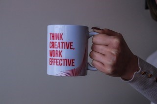 mok met de tekst think creative work effective